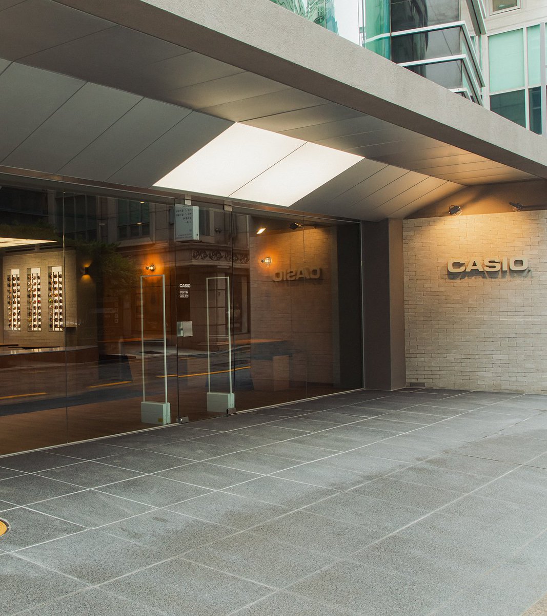 monopo_jp's tweet photo. 【🍵CASIO CAFE DOSAN🍵】

monopo TokyoはCASIO（カシオ）が韓国・ソウルのDOSAN地区にオープンした初のカフェ形態店舗「CASIO STORE DOSAN “CAFE 00:00（CAFE NULL）”」のメディア用アセットの制作およびオープニングイベントの撮影を担当しました。monopo Tokyoとしては初の韓国でのプロジェクトです。

本件は韓国留学経験のあるプロデューサーが担当し、日本からのフォトグラファーと現地韓国の映像監督を起用。そのため、限られた時間だからこそ、コンパクトなチームで臨機応変なスタイルでの撮影が可能になりました。オープニングイベントでは、韓国のインフルエンサーゲストや現地スタッフとも直接対話しながら柔軟にアセットを制作しました。

時計をモチーフにカシオの世界観を体現した店内では、日本の味覚を取り入れたオリジナルメニューや、CASIO WATCHのコレクションが展開されています。木の温もりあふれる空間で、訪れる人はブランドの世界にゆったりと浸ることができます。

店舗所在地：ソウル特別市 江南区 狎鴎亭路46キル 27（最寄駅：狎鴎亭駅 徒歩7分）
