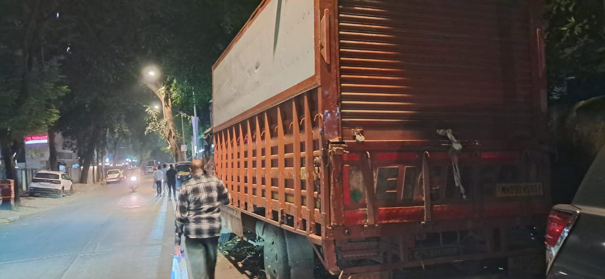 SiddheshCPawar5's tweet image. सदर टेम्पो MH03DV 5931 गेले कित्येक महिने महंत रोड, रुईया स्कूल येथे उभा आहे, टेम्पोत काही धंदेवाले राहत असून त्याच परिसरात लघुशंका करत असतात, यामुळे स्थानिक नागरिकांना त्रास होत आहे, आपल्या विभागाकडून @mybmcWardKE @MTPHereToHelp @VileParle_PS  कारवाई करावी.
@mybmc @MumbaiPolice