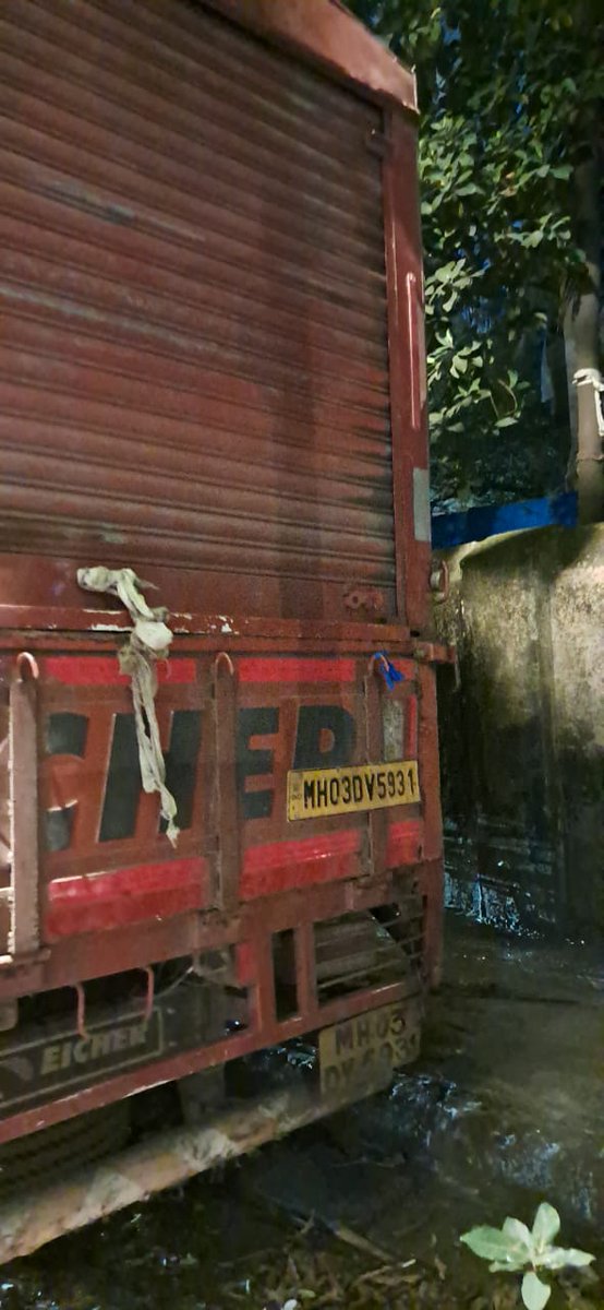 SiddheshCPawar5's tweet image. सदर टेम्पो MH03DV 5931 गेले कित्येक महिने महंत रोड, रुईया स्कूल येथे उभा आहे, टेम्पोत काही धंदेवाले राहत असून त्याच परिसरात लघुशंका करत असतात, यामुळे स्थानिक नागरिकांना त्रास होत आहे, आपल्या विभागाकडून @mybmcWardKE @MTPHereToHelp @VileParle_PS  कारवाई करावी.
@mybmc @MumbaiPolice