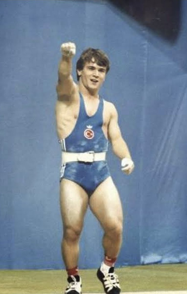 Naim Süleymanoğlu…
Sadece kaldırdığı ağırlıkların değil, bir milletin gururunun, onurunun ve özgüveninin de altına giren adam…
Küçücük bedenine koca bir ülkeyi, milyonların duasını, tarihin sayfalarına kazınacak bir azmi sığdıran Cep Herkülü.
O; imkânsız denilenin mümkün