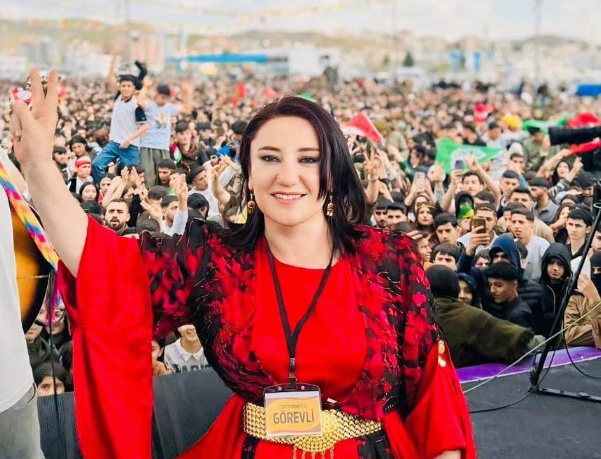 Kadın özgürlük mücadelemizde yer alan ,Cizre belediye Eş başkanlığımızı yapan çok değerli arkadaşım yoldaşım , seni kaybetmenin derin üzüntüsünü yaşıyorum  .Ailesine ve sevenlerine baş sağlığı diliyorum . Mekanın cennet olsun. Berivan Kutlu.