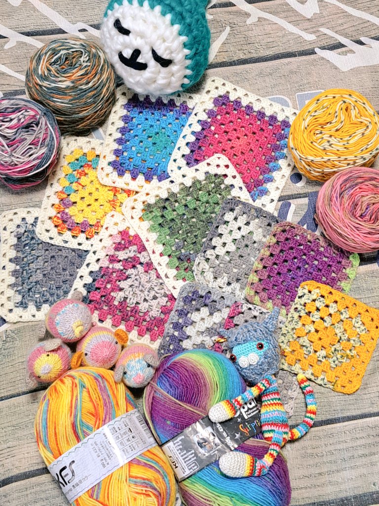 netarou_amuamu's tweet image. 同じ毛糸を使ってグラニーカーデを編んだらどうなる🧶ԅ(´´ิ∀´ิ`ԅ)って思ったらCOせずにいられませんでした