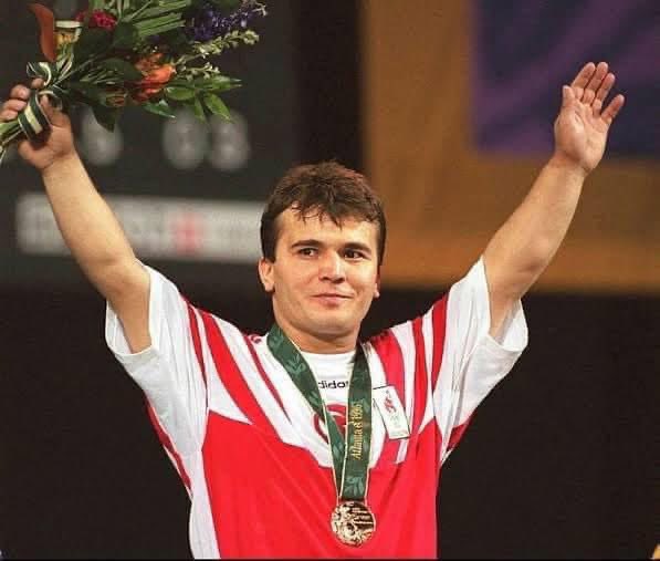 Sadece bir halterci değil, bir milletin gururu. Türk Dünyası'nın efsanesi, "Cep Herkülü" #NaimSüleymanoğlu'nu vefatının yıl dönümünde saygı ve rahmetle anıyoruz. Nurlar içinde uyu büyük şampiyon. 🇹🇷