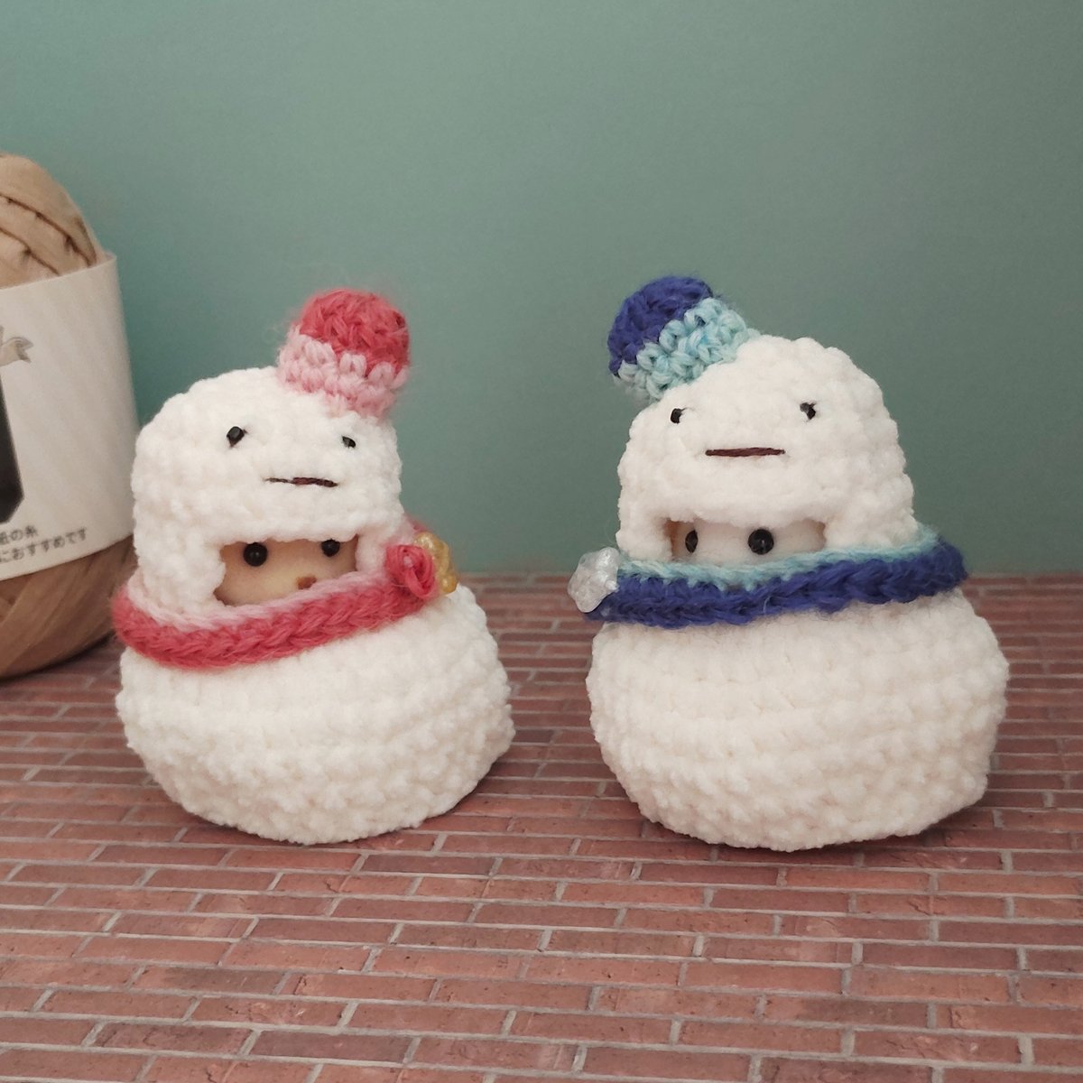 雪だるまの着ぐるみにすっぽり隠れたお茶目な赤ちゃん🥽🌲中にいるのは