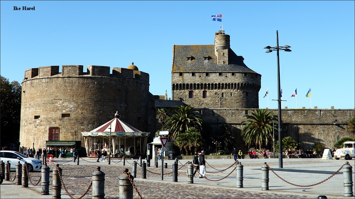 IkeHarel's tweet photo. Saint Malo, #Bretagne, the old walls &amp; the  Etoile du Roy
Frigate.
 Both #pictures were taken at same spot:
48.6508,-2.0218 on the map.
The replica of the frigate HMS Blandford (1741), built in Turkey on 1996.
 16/10/2025
📷canon 60D, EF28-135
#France #travel #photography https://t.co/UK4NFngOzw