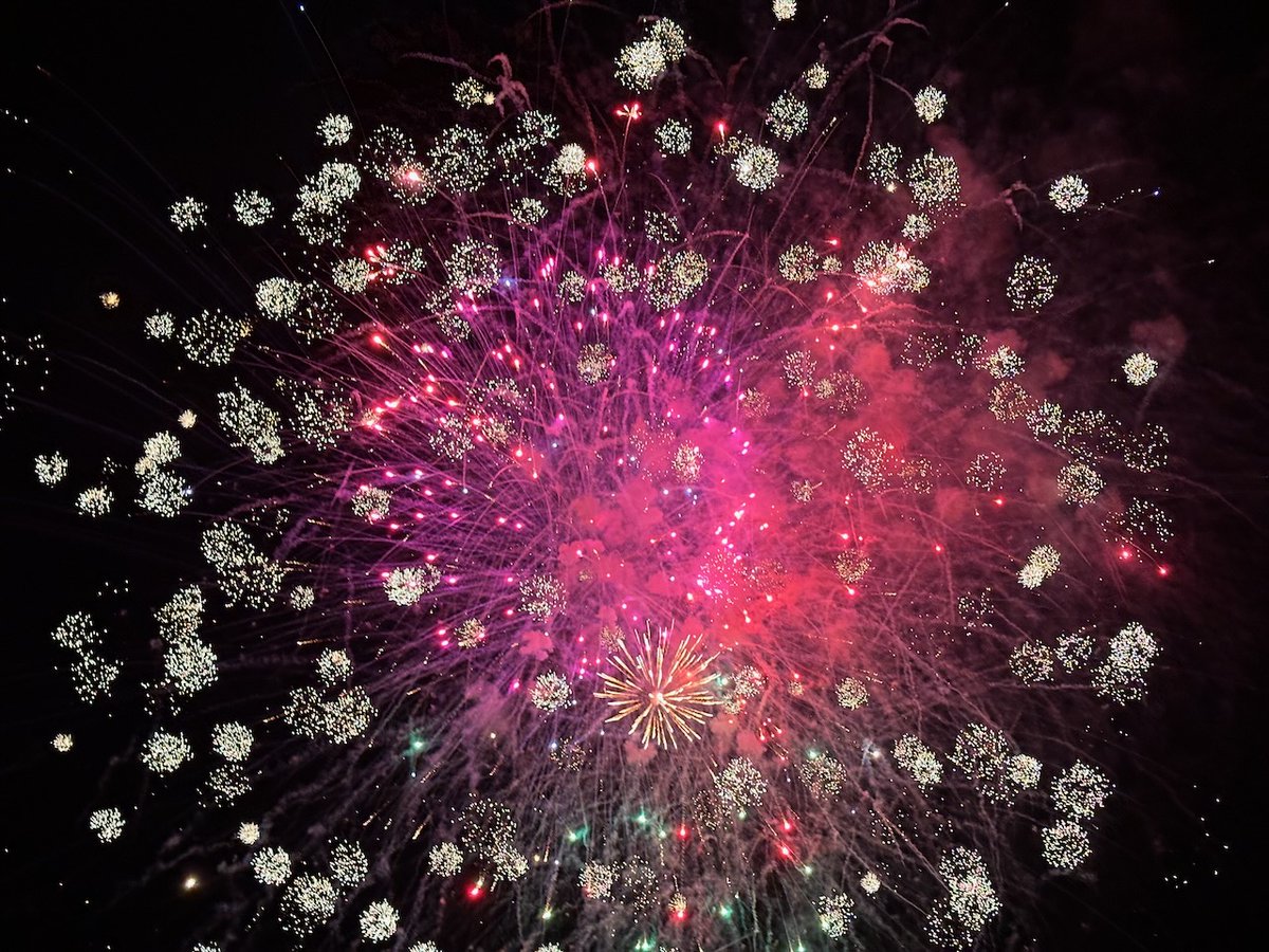 Adusingi's tweet image. One of the joys of living in Ushimado is stumbling upon surprise fireworks like this one. It was truly beautiful. #buildinginpublic