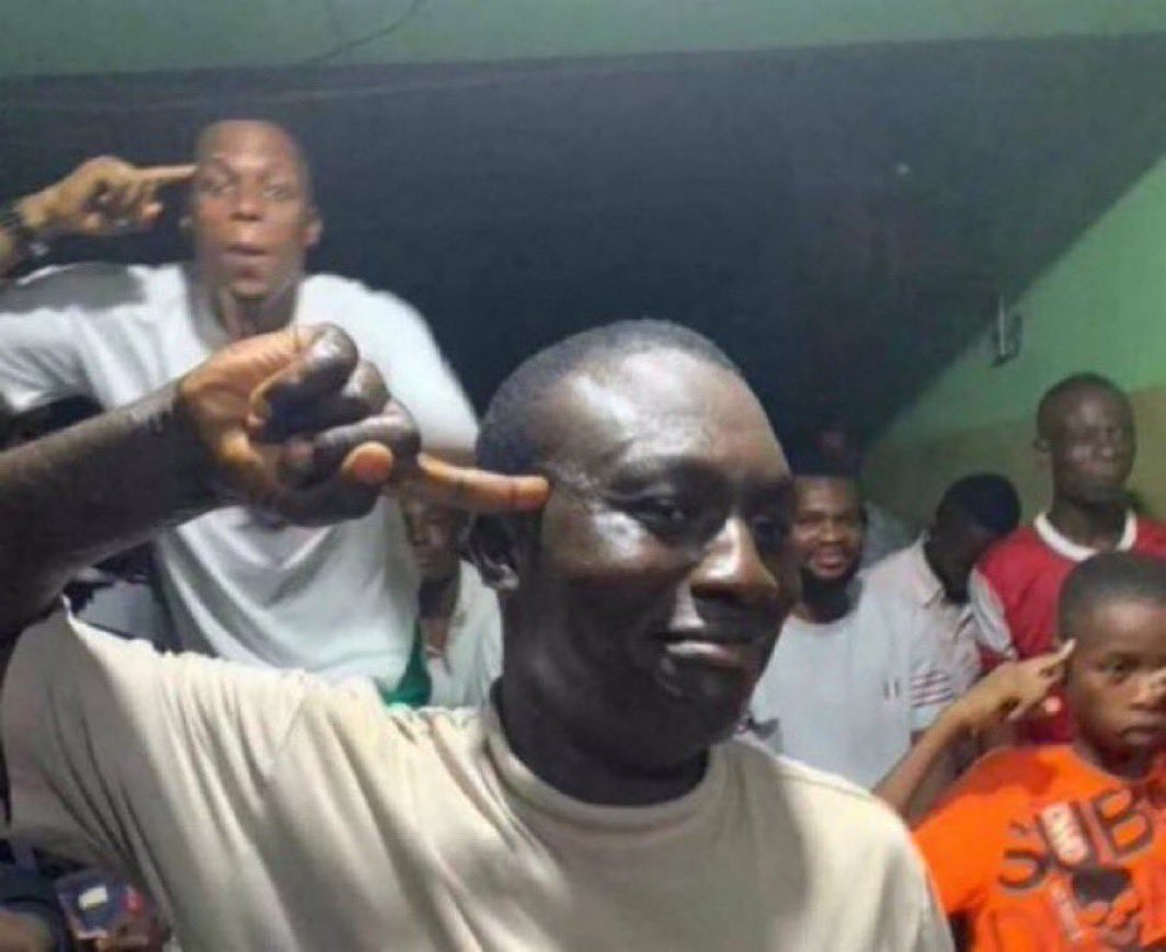 mide_io's tweet image. one advantage of dating a new girl is that all your old clothes become new again 😂