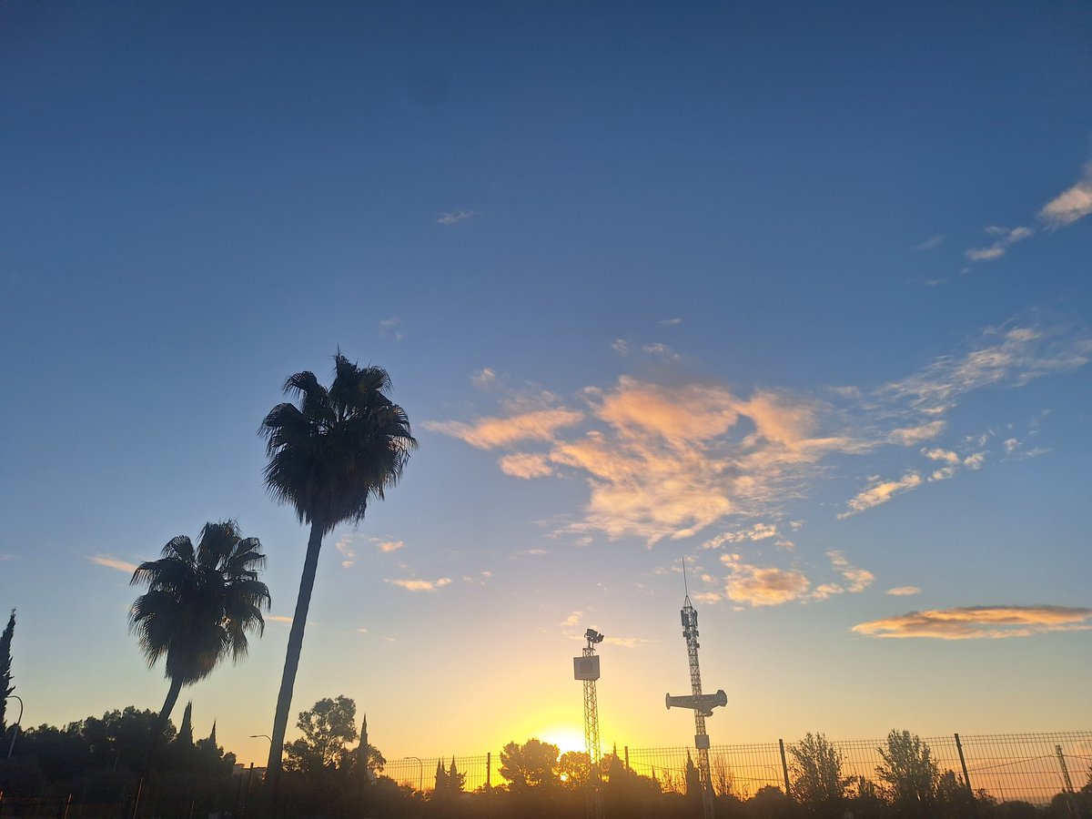 Comença un dia precios...a veure que dura.
<a href="/AEMET_Baleares/">AEMET_Baleares</a> 
<a href="/MiquelSalamanca/">Miquel Salamanca</a> 
<a href="/TempsIB3/">El temps IB3</a>