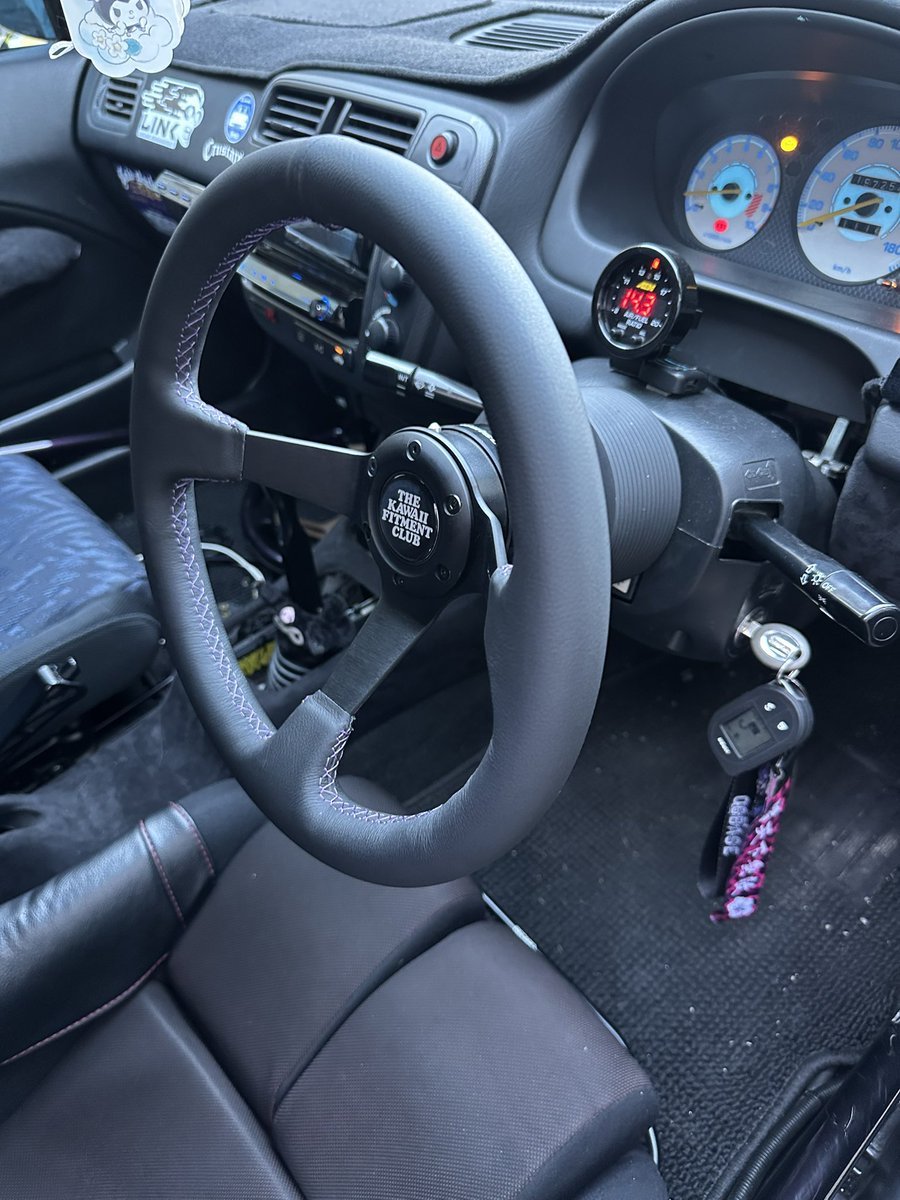 KFパープルステッチのステアリング取り付けしました😌 33パイ初めてだけどめっちゃ握りやすい！さりげないパープルもかわいい！

内装汚ねえ!
