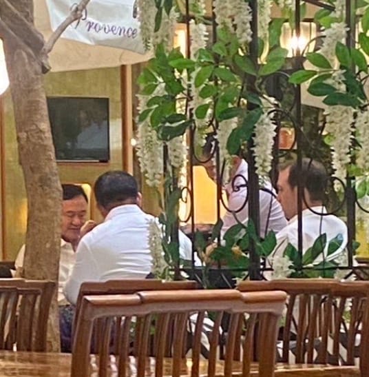 5/6 เพื่อเข้าถึงชนชั้นนำทางการเมือง Mauerberger ถูกกล่าวหาว่าได้ซื้อ เครื่องบินเจ็ต Bombardier มูลค่า 60 ล้านดอลลาร์สหรัฐฯ ให้กับอดีตนายกรัฐมนตรี ทักษิณ ชินวัตร (Thaksin Shinawatra) การเข้าถึงนี้ทำให้เครือข่ายสามารถผลักดันนโยบาย — เช่น เกมออนไลน์ — ที่พวกเขาจะได้รับผลประโยชน์