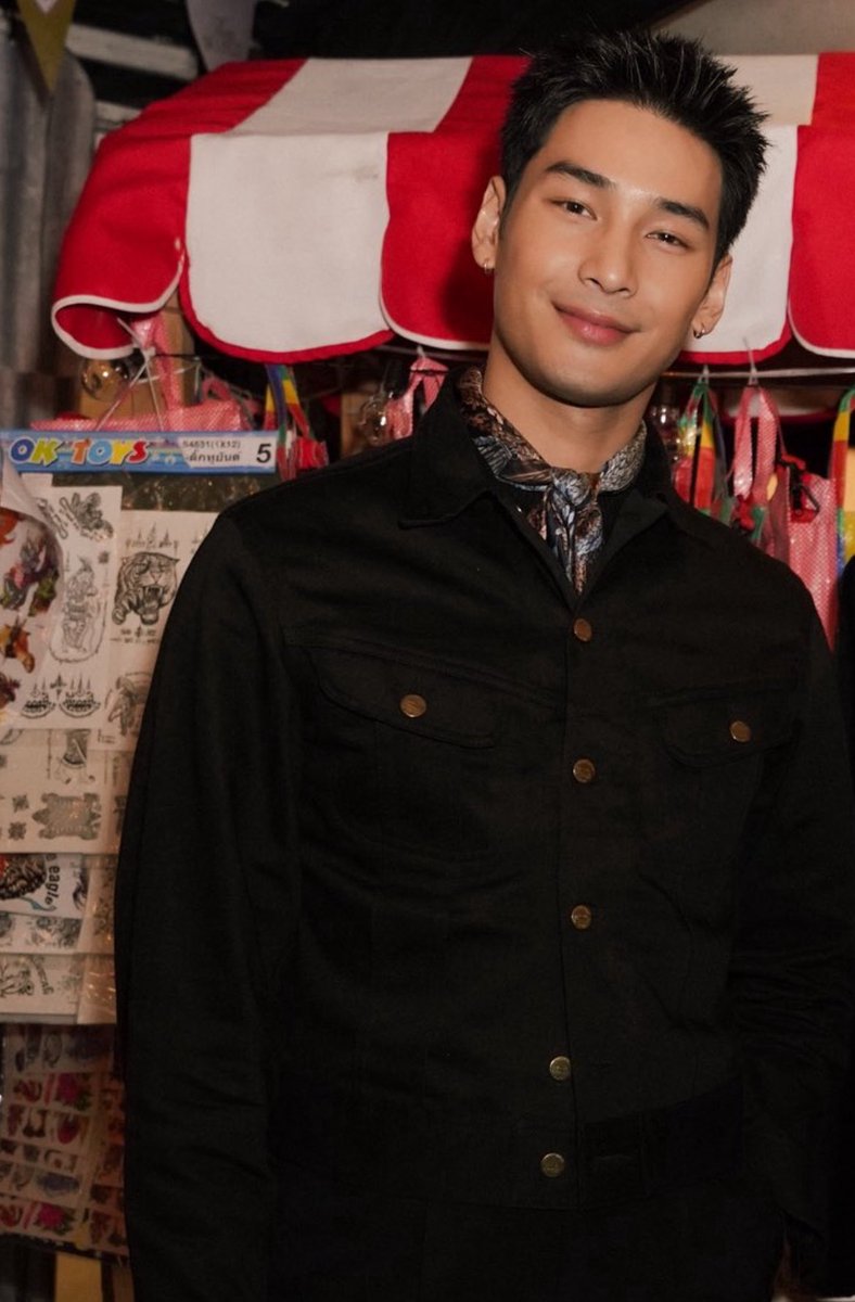 PhungulaSam's tweet image. When Coco Chanel said fashion changes, but style endures, Apo listened. His neckerchief aesthetic 🔥🔥🔥

#ApoNattawin