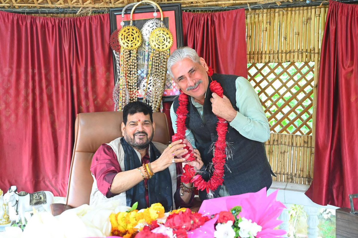 सेवा का यह संकल्प कभी नहीं टूटेगा❗️

आज विष्णोहरपुर आवास पर आयोजित ‘जनता दर्शन’ कार्यक्रम में विभिन्न जनपदों से आए नागरिकों से भेंट कर उनकी समस्याएं सुनीं तथा जनसेवा को सर्वोच्च प्राथमिकता देते हुए, प्रत्येक प्रकरण पर त्वरित, प्रभावी एवं न्यायसंगत समाधान हेतु संबंधित अधिकारियों