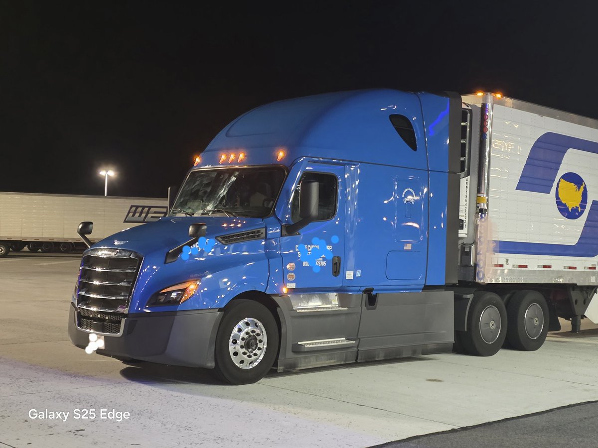 bigrigadventur1's tweet image. This is my new truck.   The other one i hit a deer and it damaged the whole front end.