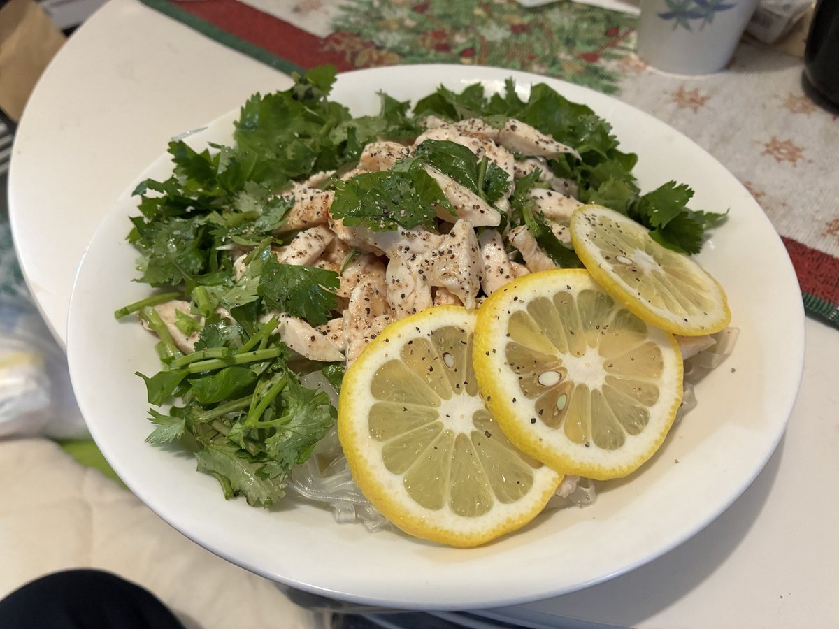 svnbfbwl's tweet image. パクチー食べたいからパクチー買ってきて、家にあったものも使って汁なしフォーを作ったんだけど自分と結婚したいくらい美味しい。神がかってる。