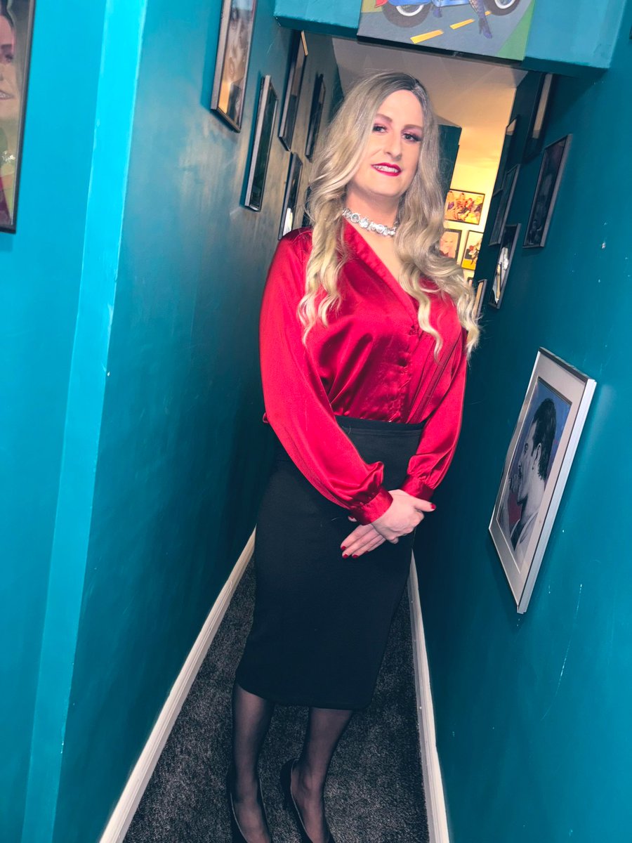 KinkyNiamh's tweet photo. Ready for another day at the office, I love a satin blouse and pencil skirt combo! Would you like me to be your secretary? 😜 #secretary #officewear #satinblouse #pencilskirt #shinyblouse #tightskirt #nylons #heels #blouseandskirt https://t.co/JG9IJe3vjH