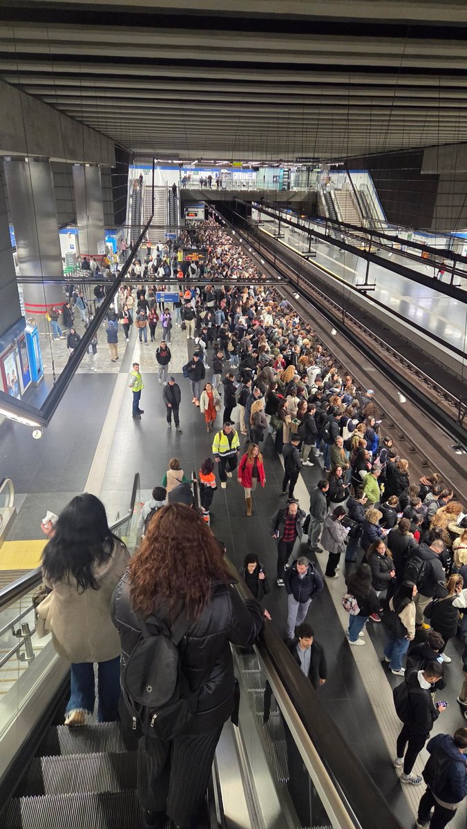 Hoy es exagerado lo que hay en Puerta del Sur <a href="/metro_madrid/">Metro de Madrid</a> 

Si estás en Cuatro Vientos, no entras