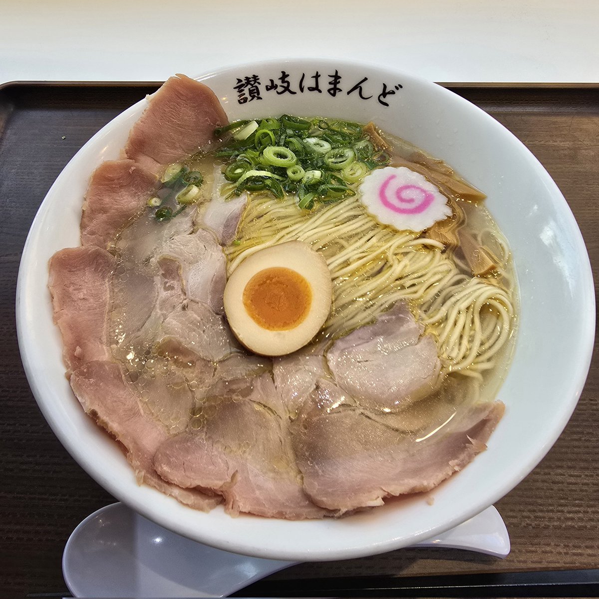 #葛城ラーメン部

讃岐『はまんど』のチャーシュー麺大盛り
淡麗な魚介出汁で美味しい