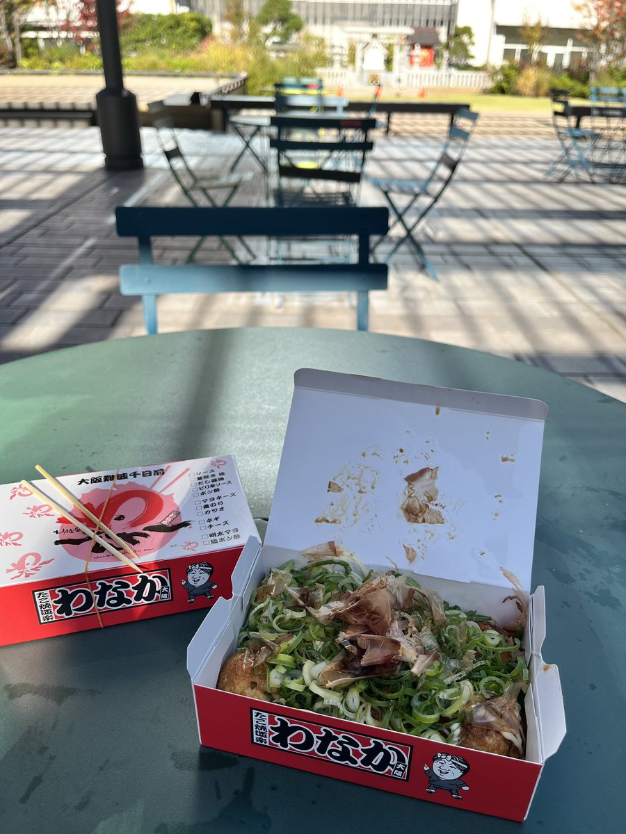 activity_center's tweet image. 情報ありがとうございました。SuchmosのYONCE氏が大阪のライブの時に食べたと言っていて、以来食べたいと願っていた「わなか」のたこ焼きを日本橋三越の出店で食べられました！おすすめの「しょうゆ、全部のせ、ネギ追加」で。
三越の屋上で、焼きたてをハフハフしながらいただきました！おいしかった
