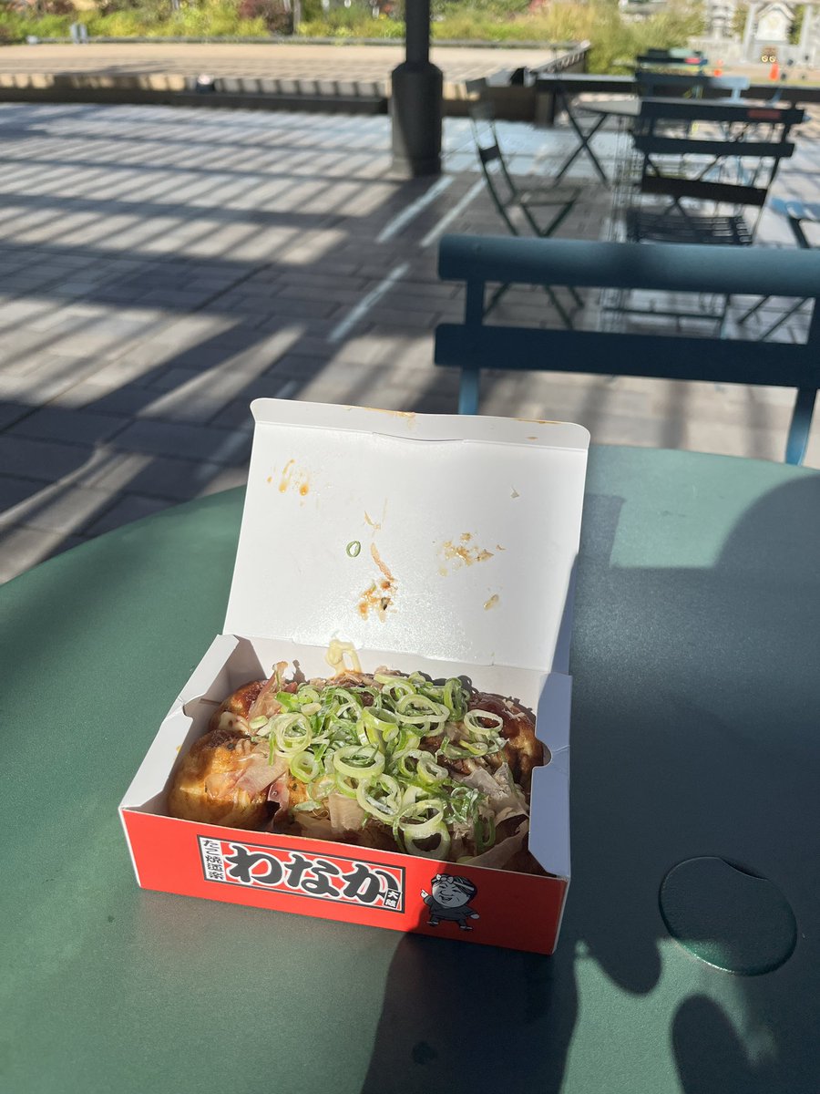 activity_center's tweet image. 情報ありがとうございました。SuchmosのYONCE氏が大阪のライブの時に食べたと言っていて、以来食べたいと願っていた「わなか」のたこ焼きを日本橋三越の出店で食べられました！おすすめの「しょうゆ、全部のせ、ネギ追加」で。
三越の屋上で、焼きたてをハフハフしながらいただきました！おいしかった