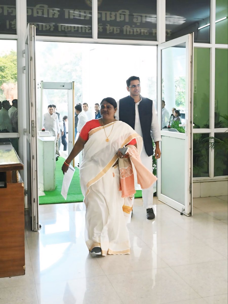 विधानसभा के 25 बछर – गौरव के बेरा

“एक दिवसीय विशेष सत्र म शामिल होय छत्तीसगढ़ विधानसभा पहुंचेव।

जनभावना, जनविश्वास अउ जनसेवा—
इही तीन आधार म आगे बढ़त हावँव।

#chhattisgarh #vidhansabh #CG