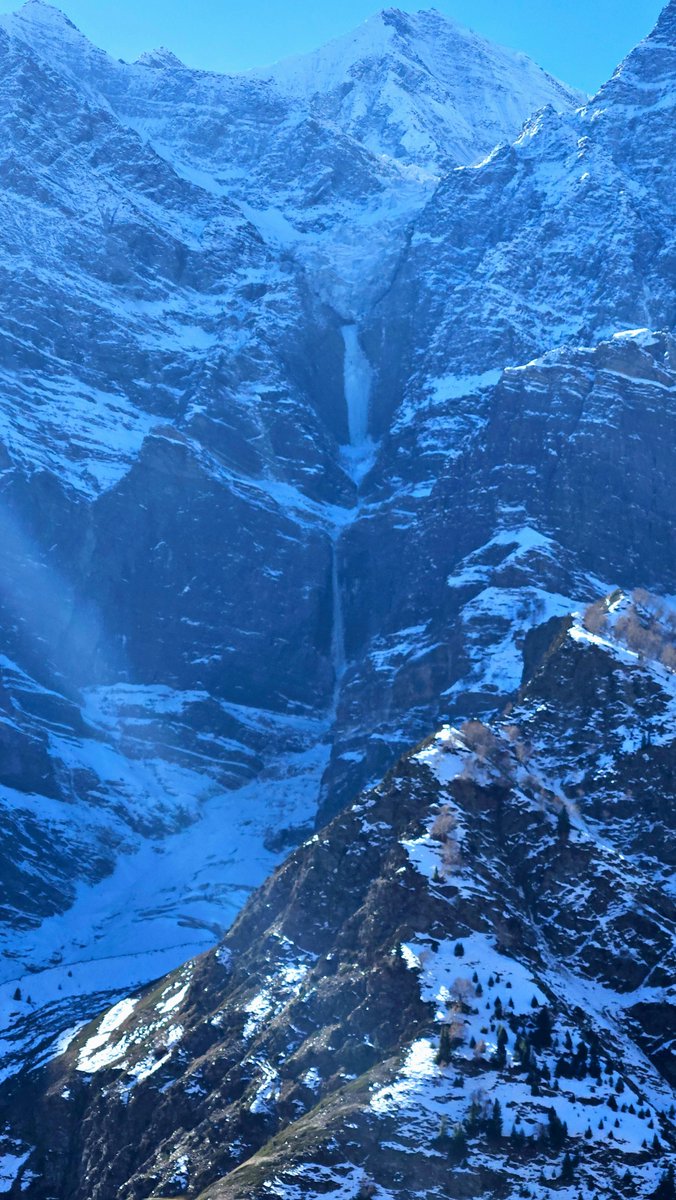 vipul0027's tweet photo. Frozen waterfall 
#Sissu #Lahaul https://t.co/Jr2PGDqIVZ