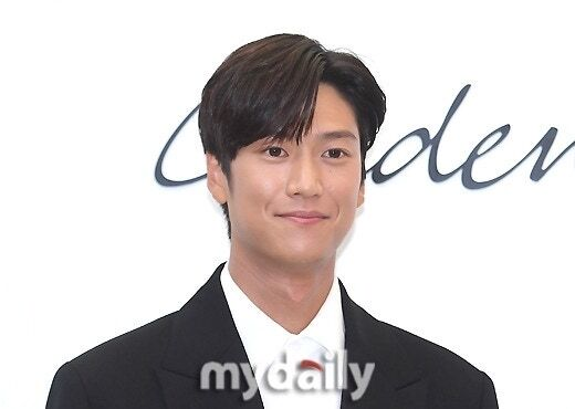 #NaInWoo reportedly will lead Netflix original series &lt;1/24 Romance/An Hour of Romance&gt;, based on a webtoon with the same title, along with #ShinHaeSun.

m.entertain.naver.com/now/article/11…
#KoreanUpdates VF