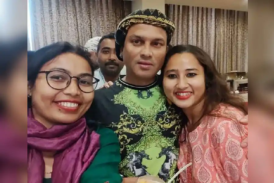 AssamAwaz's tweet image. OPINION || নাহৰ পাতত মেঘৰ ছায়াই নাচক আজি...

Read: assam.awazthevoice.in/opinion-news/s…

#ZubeenDaForever #Zubeengarg #Zubeengargmusic #Assamesemusic #Assamesesong #anupamadeka #Opinion @ZubeenGargMusic @ZubeenGargFC @Zubeengarg123 @ZubeenDaRock @AssameseCu @AssameseFilm @AssamAwaz