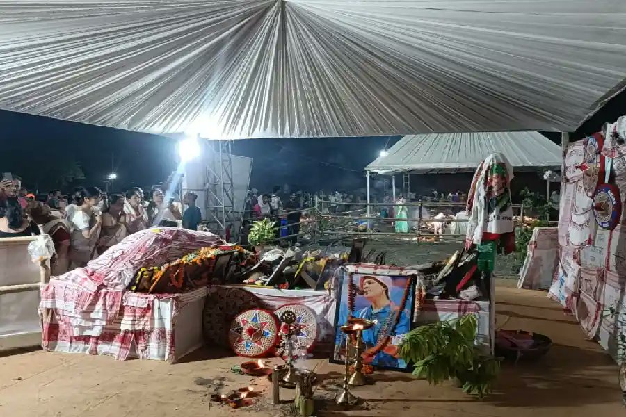 AssamAwaz's tweet image. OPINION || নাহৰ পাতত মেঘৰ ছায়াই নাচক আজি...

Read: assam.awazthevoice.in/opinion-news/s…

#ZubeenDaForever #Zubeengarg #Zubeengargmusic #Assamesemusic #Assamesesong #anupamadeka #Opinion @ZubeenGargMusic @ZubeenGargFC @Zubeengarg123 @ZubeenDaRock @AssameseCu @AssameseFilm @AssamAwaz