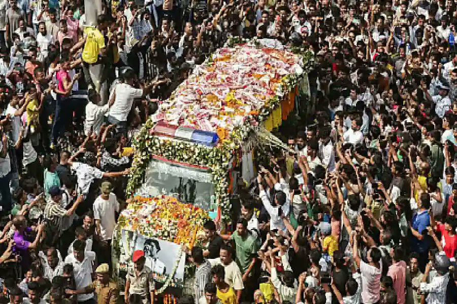 AssamAwaz's tweet image. OPINION || নাহৰ পাতত মেঘৰ ছায়াই নাচক আজি...

Read: assam.awazthevoice.in/opinion-news/s…

#ZubeenDaForever #Zubeengarg #Zubeengargmusic #Assamesemusic #Assamesesong #anupamadeka #Opinion @ZubeenGargMusic @ZubeenGargFC @Zubeengarg123 @ZubeenDaRock @AssameseCu @AssameseFilm @AssamAwaz