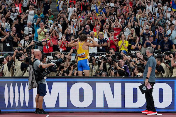 RunBlogRun's tweet image. Mondo Duplantis and the Jump that made him the greatest of all time , by Deji Ogeyingbo, runblogrun.com/2024/08/mondo-… , @mondohoss600,