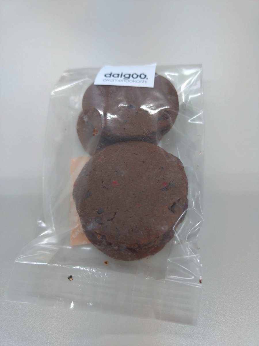 8miisii's tweet photo. 今日のおやつ(チョコ係さんの福袋)
#daigoo
サニーカカオクッキー
ピンクペッパーが入っててちょいぴりってするのが美味しい😆
この時期🎄にピッタリ
米粉でできているので本当あっさり食べれる😋 https://t.co/ZyiNQ1dqB3