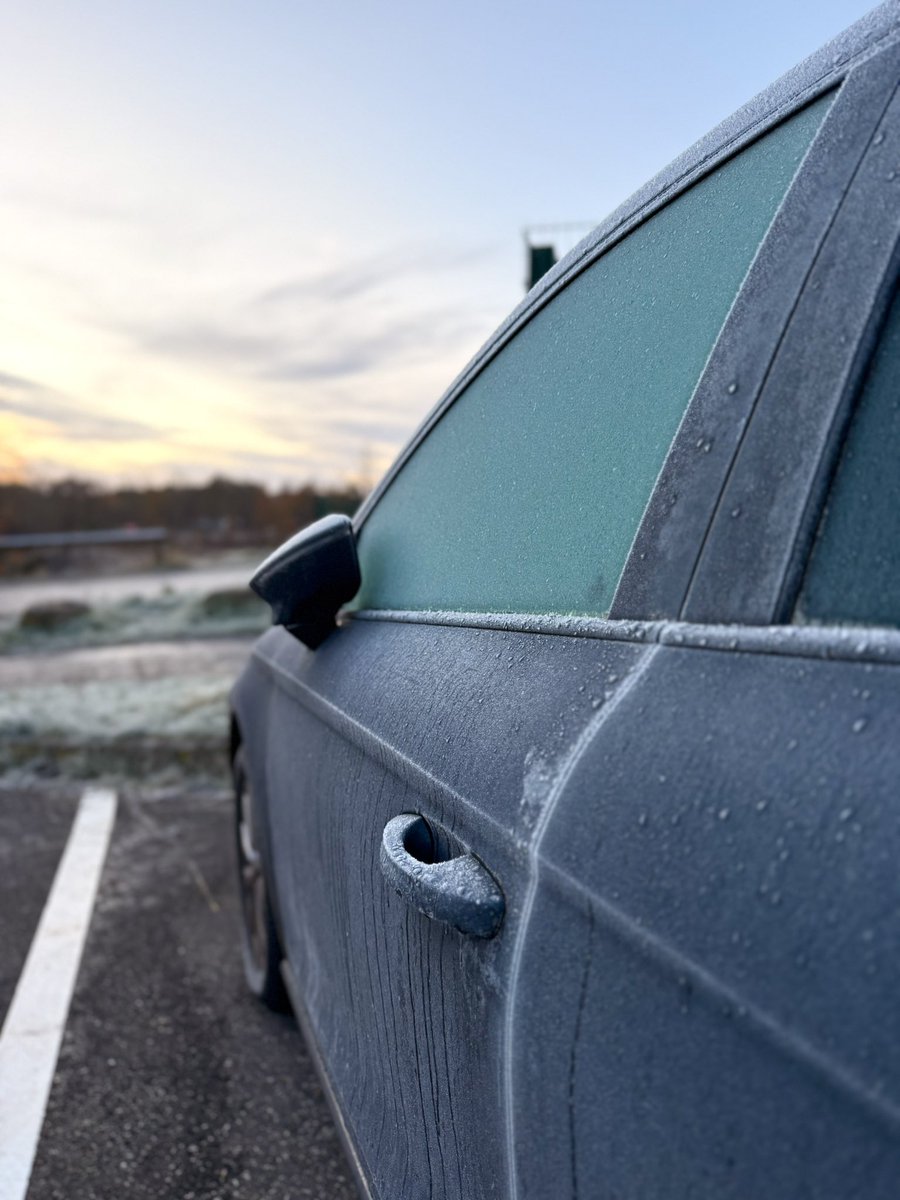 Der erste Frost ist da ❄️

Heute Nacht hat es in der Eifel zum ersten Mal richtig gefroren und das zeigt sich an vielen Fahrzeugen!

Bitte denken Sie daran: Bevor Sie losfahren, müssen alle Scheiben vollständig von Eis befreit sein. Ein kleines „Guckloch“ genügt nicht!