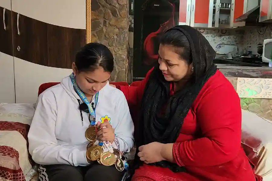 AssamAwaz's tweet image. CHANGEMAKER || হুইল চেয়াৰৰ পৰা শ্বুটিং ৰেঞ্জলৈ ১৯ বছৰীয়া আদীবাৰ স্বৰ্ণযাত্ৰা

Read: assam.awazthevoice.in/changemaker-ne…

#parasports #paraathlete #shooting #shooter #sports #AdibaAli #changemakers #Delhi #Indiantalent @parasportsworld @Paralympics @Parashootin @AssamAwaz