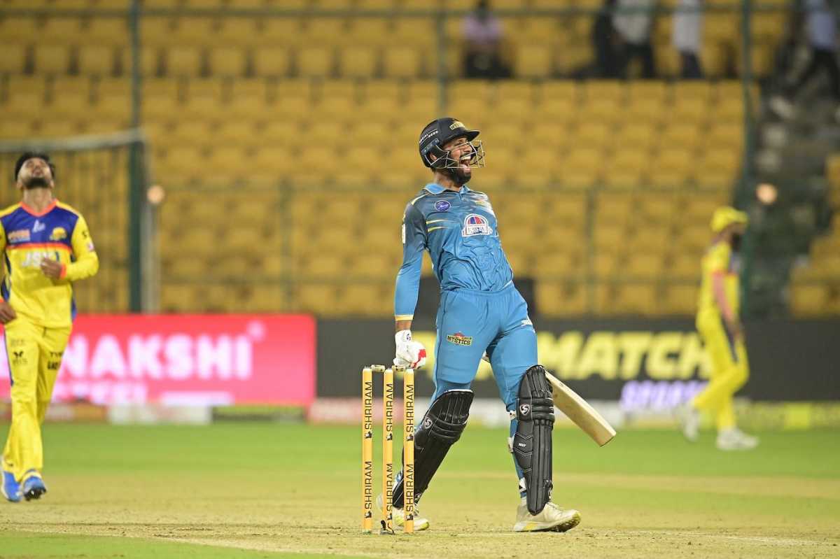 CricCrazyJohns's tweet image. 22-YEAR-OLD SMARAN RAVICHANDRAN IN RANJI TROPHY 2025-26:

- 5 matches.
- 595 runs.
- 119 Average.
- 2 Double Hundreds.
- 2 Fifties.

The future of India, Karnataka &amp;amp; Sunrisers Hyderabad 🧡