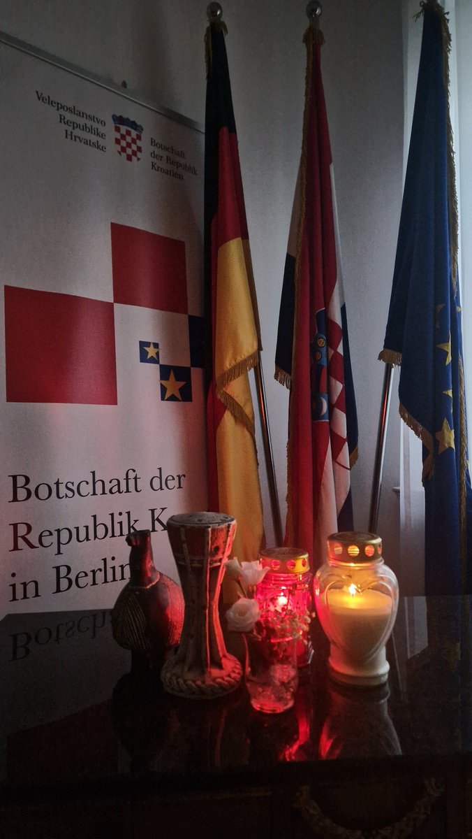 Heute gedenken Kroatinnen und Kroaten in der Heimat, in 🇩🇪 und weltweit den Opfern des Heimatkrieges sowie den gefallenen Verteidigern und zivilen Opfern von #Vukovar und #Škabrnja. Die Heldenstadt Vukovar bleibt ein starkes Zeichen für Widerstandskraft und errungene Freiheit. 🕯