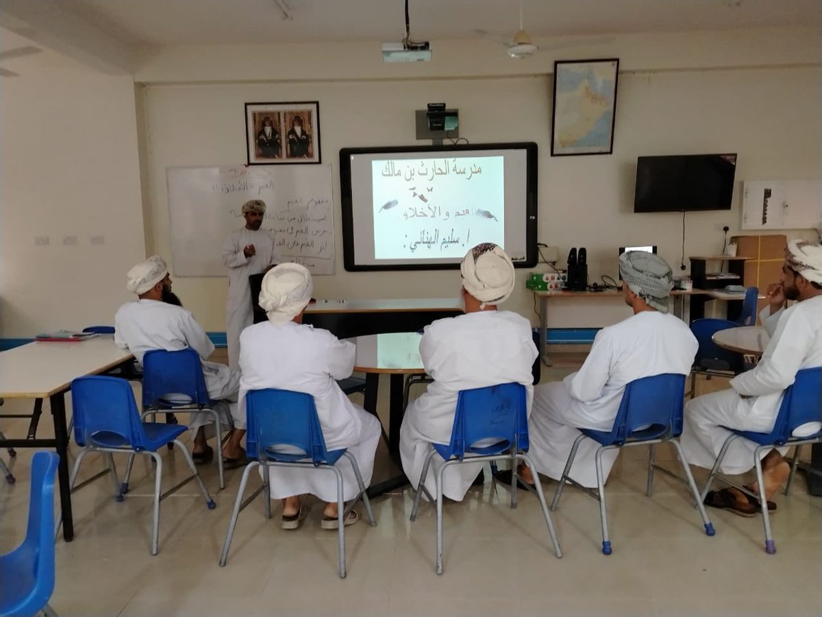 في إطار الحرص على تطوير النمو المهني لمعلمي التربية الإسلامية، قدّم الأستاذ سليم الهنائي مشغّلًا تربويًا بعنوان “القيم والأخلاق”، تناول فيه أهمية غرس القيم النبيلة وتعزيز الأخلاق السامية في نفوس الطلبة، باعتبارها أساس بناء الإنسان الصالح ودعامة المجتمع الراقي.✨