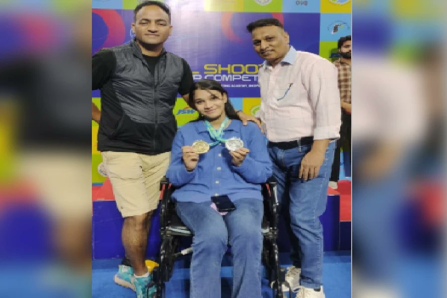 AssamAwaz's tweet image. CHANGEMAKER || হুইল চেয়াৰৰ পৰা শ্বুটিং ৰেঞ্জলৈ ১৯ বছৰীয়া আদীবাৰ স্বৰ্ণযাত্ৰা

Read: assam.awazthevoice.in/changemaker-ne…

#parasports #paraathlete #shooting #shooter #sports #AdibaAli #changemakers #Delhi #Indiantalent @parasportsworld @Paralympics @Parashootin @AssamAwaz