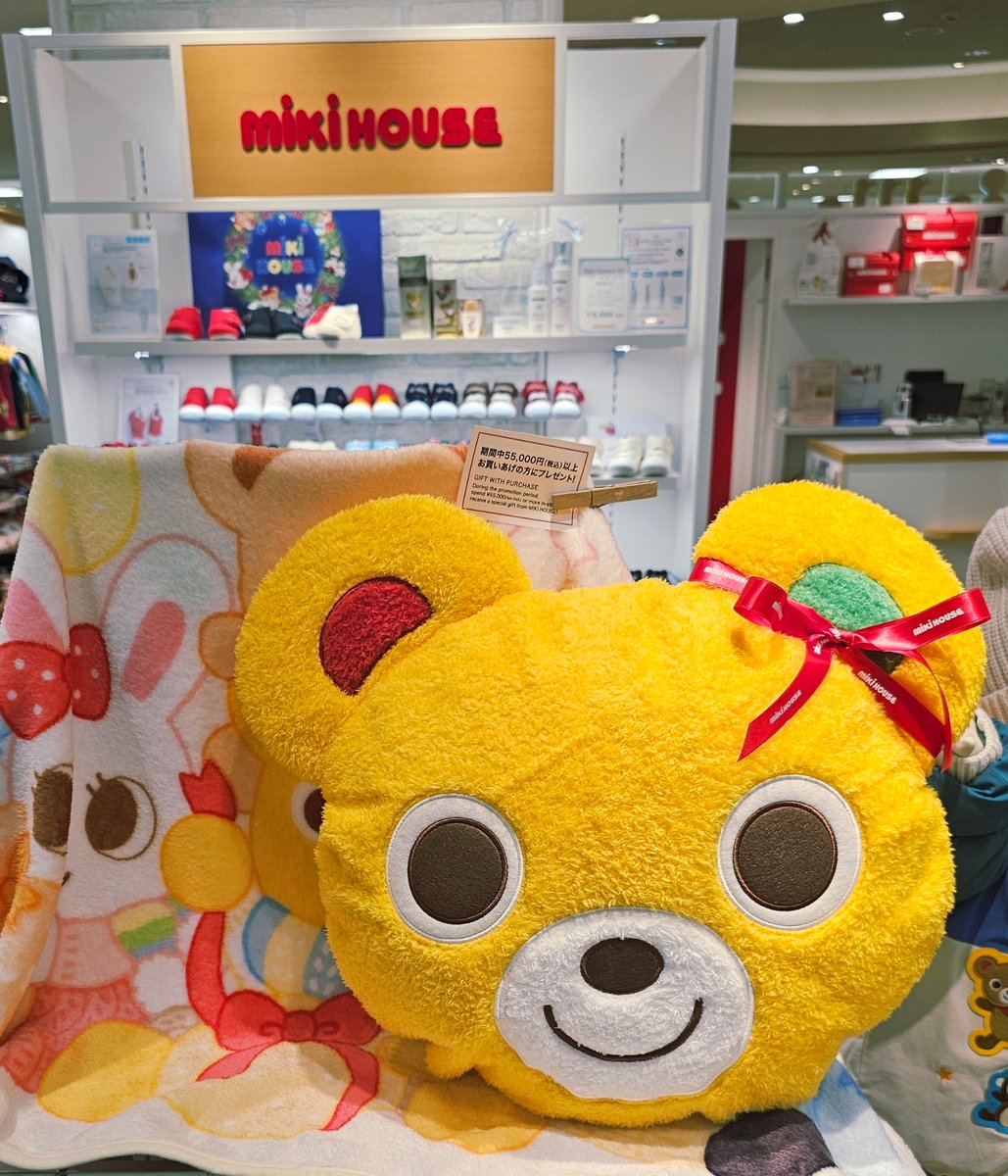 daimarukobemise's tweet image. 5階〈 #ミキハウス 〉では、『ミキハウス クリスマスフェア2025』開催中✨🎄✨
期間中、税込55,000円以上お買い上げの方に『ブランケット付きクッション』をプレゼント⭐️
冬のお出かけアイテムも多数ご用意しておりますので、この機会にお立ち寄りくださいませ☃️

詳しくは↓
shopblog.dmdepart.jp/kobe/detail/?c…