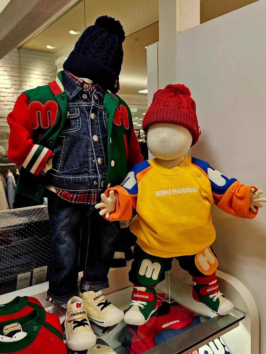 daimarukobemise's tweet image. 5階〈 #ミキハウス 〉では、『ミキハウス クリスマスフェア2025』開催中✨🎄✨
期間中、税込55,000円以上お買い上げの方に『ブランケット付きクッション』をプレゼント⭐️
冬のお出かけアイテムも多数ご用意しておりますので、この機会にお立ち寄りくださいませ☃️

詳しくは↓
shopblog.dmdepart.jp/kobe/detail/?c…