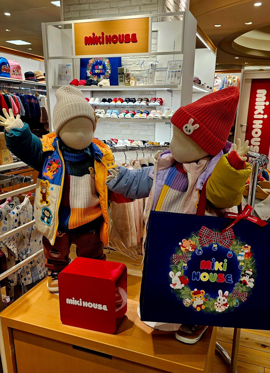 daimarukobemise's tweet image. 5階〈 #ミキハウス 〉では、『ミキハウス クリスマスフェア2025』開催中✨🎄✨
期間中、税込55,000円以上お買い上げの方に『ブランケット付きクッション』をプレゼント⭐️
冬のお出かけアイテムも多数ご用意しておりますので、この機会にお立ち寄りくださいませ☃️

詳しくは↓
shopblog.dmdepart.jp/kobe/detail/?c…