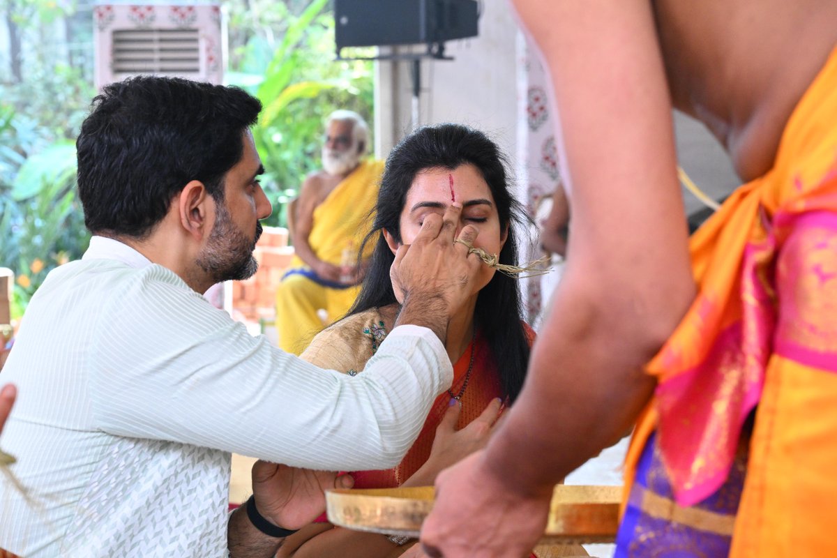 brahmaninara's tweet image. ఎంతో పవిత్రమైన కార్తీక మాసం చివరి సోమవారం సందర్భంగా నిన్న నారా, నందమూరి కుటుంబ సభ్యుల సమక్షంలో రుద్రాభిషేకంతో పాటు మరికొన్ని ప్రత్యేక పూజలు నిర్వహించుకున్నాం. ఆ పరమశివుని కరుణాకటాక్షాలు మా కుటుంబం పై సదా ఉండాలని ప్రార్థించాను.