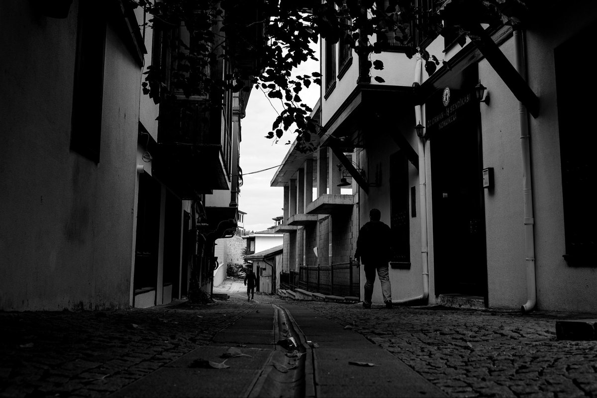 zaman hep aynı cümleyi fısıldıyor:

“Bir yerlerde bir şeyler hep eksik kalır.”

#siyahbeyaz #blackandwhite #Ankara