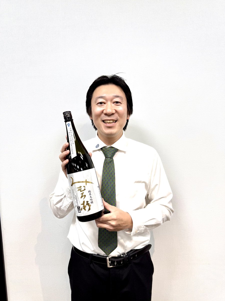 nihonshukitai's tweet photo. オススメしたお酒と撮ってもらった個人写真も🍶 https://t.co/blKplDidUe