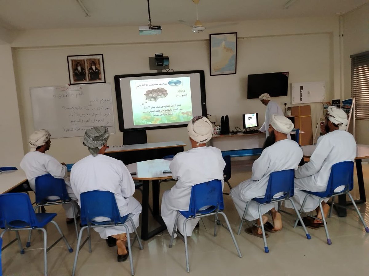 ضمن خطة الإنماء المهني لمعلّمي مادة التربية الإسلامية، قدّم الأستاذ حمد الهنائي مشغّلًا تربويًا حول التعلّم الإلكتروني وأهمية توظيف التقنيات الحديثة في العملية التعليمية، مبرزًا دورها في توفير الجهد والوقت، وابتكار أساليب عرض شيّقة وجاذبة تعزّز من تفاعل المتعلم وتُثري خبراته.