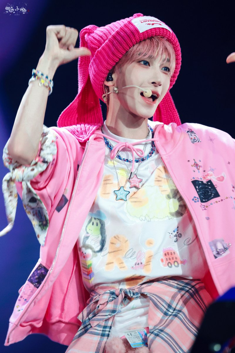 poisonousgr's tweet image. お気に入りフォルダ内の刘宇画像紹介49日目はコンサートで『偶像万万岁』をカバーした際の全身ピンクのうさぎの衣装。
偶像（アイドル）という職業人としての矜持と覚悟を歌とダンスと弾ける笑顔で高らかに宣言したこのパフォーマンスは末代まで語り継がれるべき
cr. logo
#日めくり刘宇 #刘宇 #LiuYu