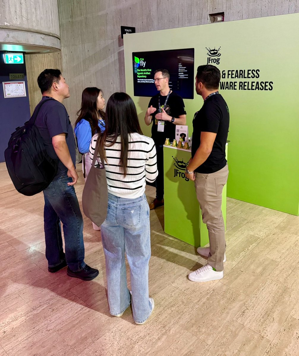 jfrog's tweet image. What an exciting day at #GitHubUniverseRecap 2025 in Sydney! 🐸

The energy, the conversations, and the excitement around innovation were truly unmatched.

We loved sharing how JFrog and @github  work together to help developers build the future securely — with smarter…