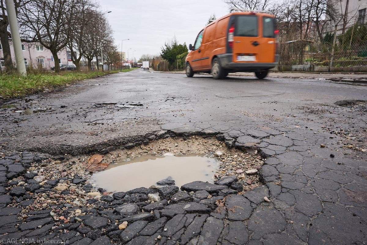 Dziś w nocy na terenie Polski odkryto kolejne akty rosyjskiego sabotażu. W efekcie precyzyjnych zdalnych mikroeksplozji na drogach w całym kraju pojawiły się kratery mające zdestabilizować transport drogowy w naszym państwie. Zachowajcie czujność - <a href="/PremierRP/">Kancelaria Premiera</a>
