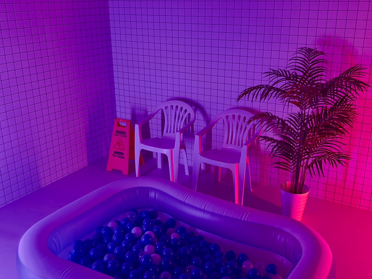 スタジオ超現実は、Liminal Space や Pool Core といったカルチャーからインスピレーションを得た撮影スタジオです。
全フロアが 1階に集約されているため、機材の搬入・移動がとてもスムーズ。
さらに、天井高は3m以上 あり、トップライトなども自在にセッティングできます。
2000円/1h〜ご利用可能。
