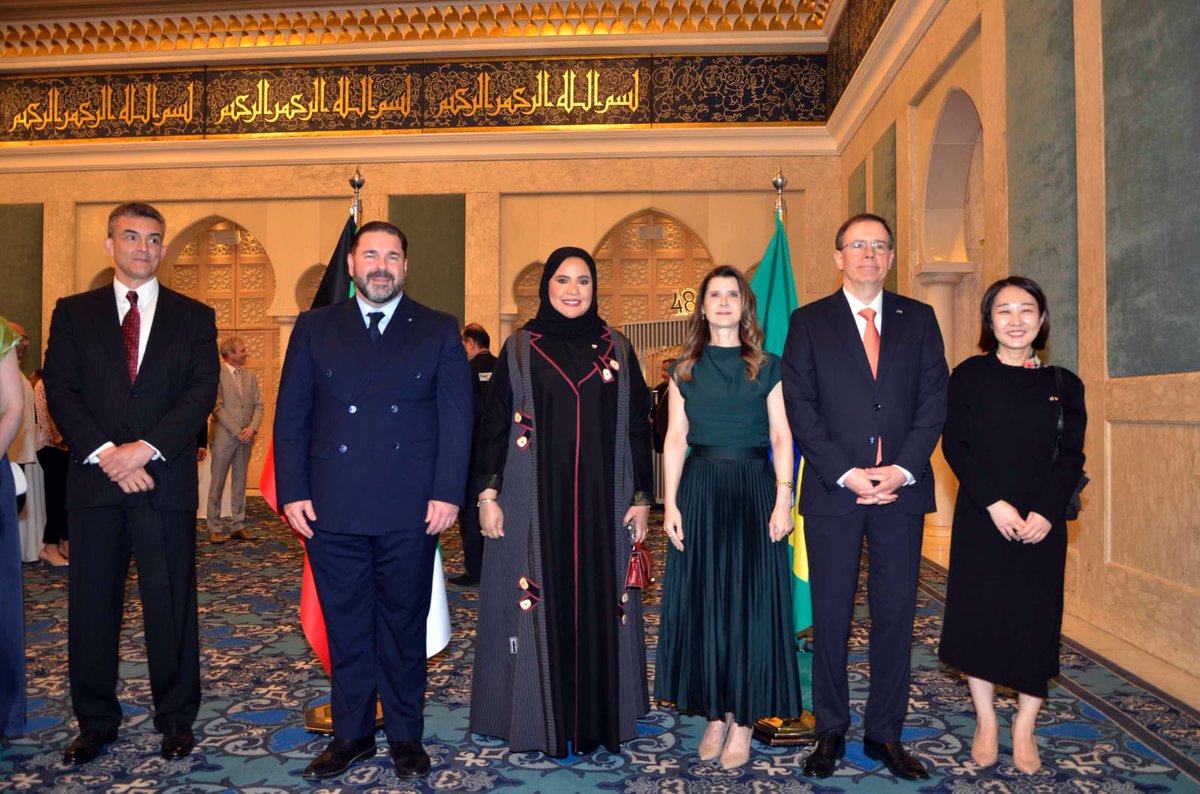 BahrainEmbKW's tweet image. حضرت السيدة إيمان علي البورشيد، مستشار بسفارة مملكة البحرين لدى دولة الكويت، حفل الاستقبال الذي أقامه سعادة السيد رودريغو دي أراجو جابيش، سفير جمهورية البرازيل الاتحادية لدى دولة الكويت، بمناسبة الذكرى (٢٠٣) للاستقلال، وذلك بحضور عدد من المسؤولين وأعضاء السلك الدبلوماسي المعتمدين