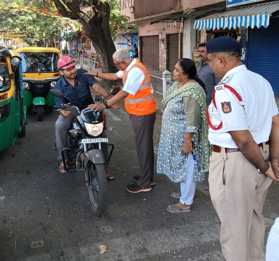 dpkBopanna's tweet image. Senior BJP MLA Suresh Kumar Turns Cop to Help Ease Bengaluru Traffic. 
He joined @blrcitytraffic  &quot;Traffic Cop For a Day&quot; initiative where citizens get to volunteer to manage traffic &amp;amp; share solutions. He helped regulate traffic and advised rule violators too. @nimmasuresh